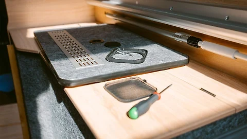 Werkbank mit Werkzeug in der Werkstatt